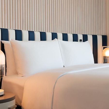 W Sydney 호텔 외부 사진 A bed with a headboard