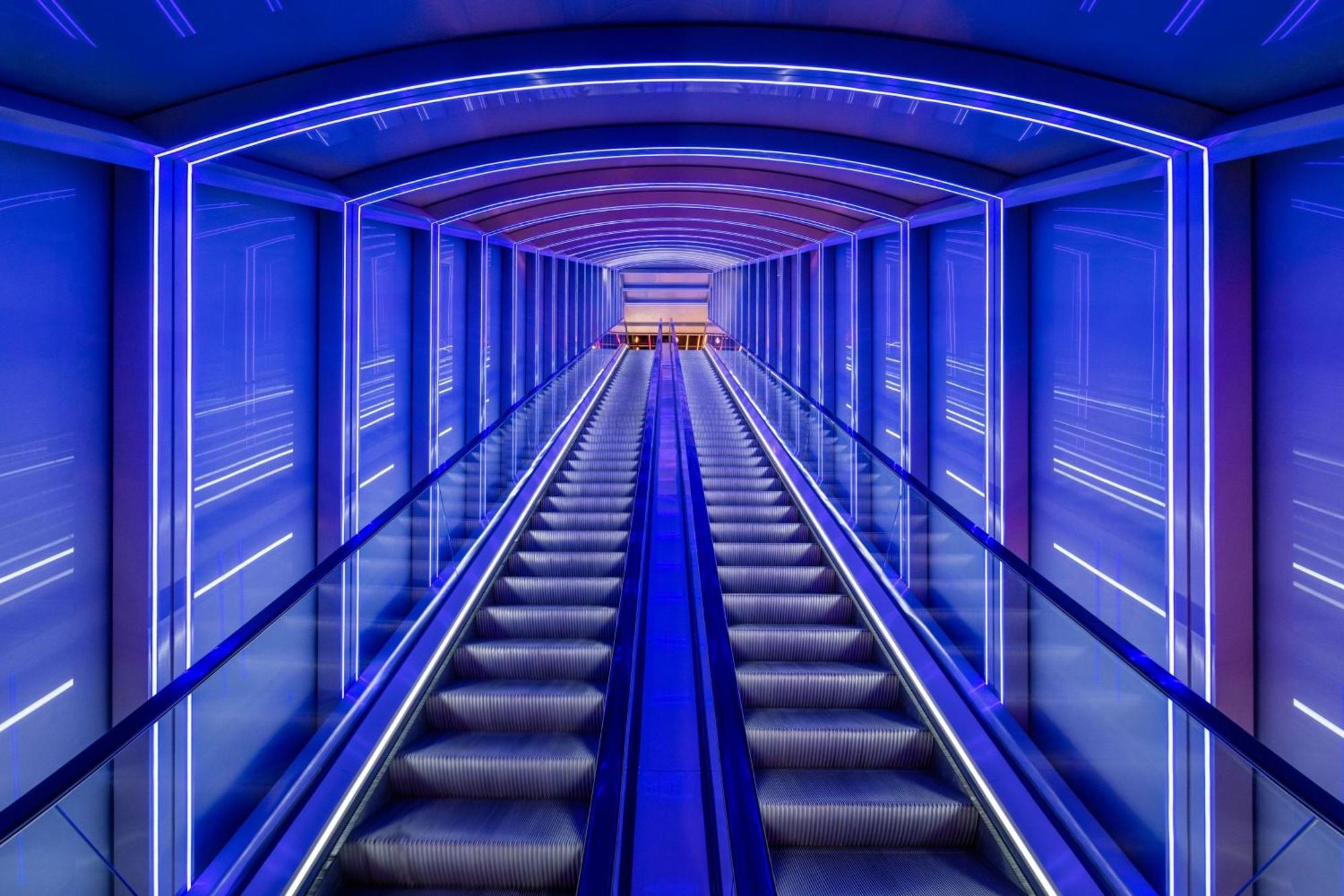 W Sydney 호텔 외부 사진 The escalator at the entrance of the hotel