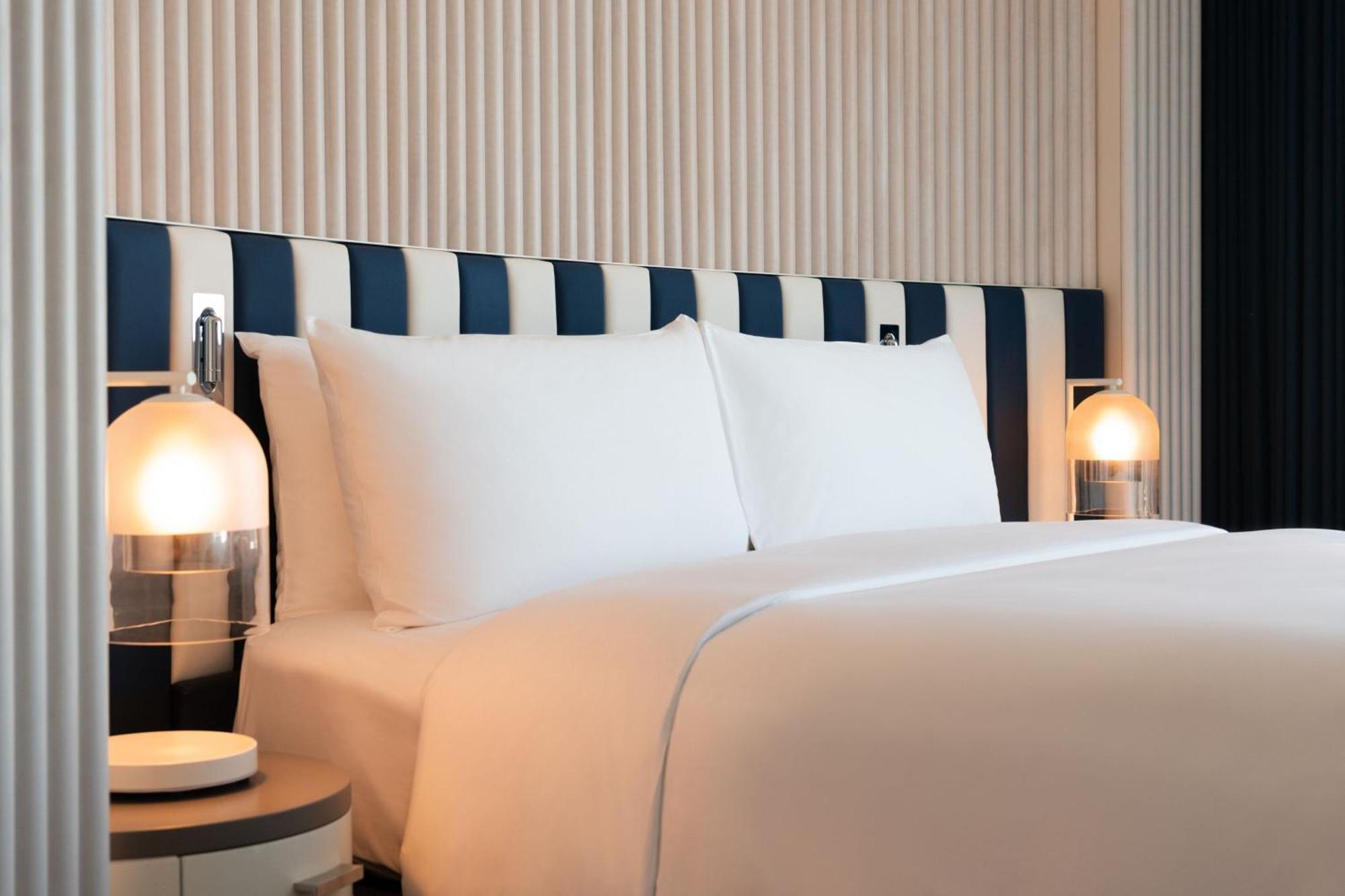 W Sydney 호텔 외부 사진 A bed with a headboard