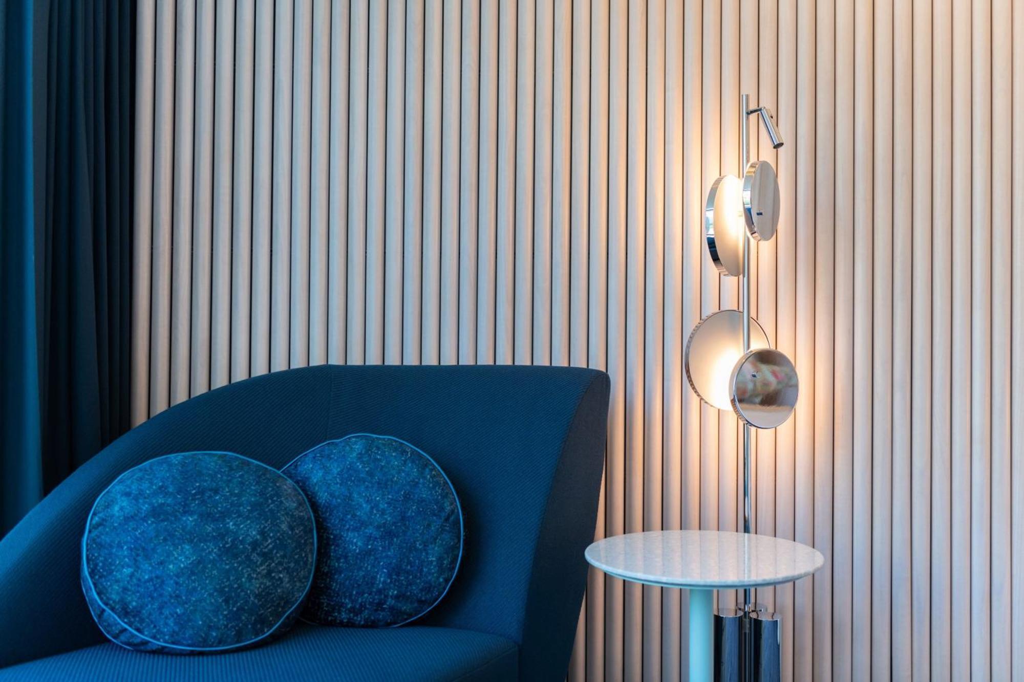 W Sydney 호텔 외부 사진 A floor lamp